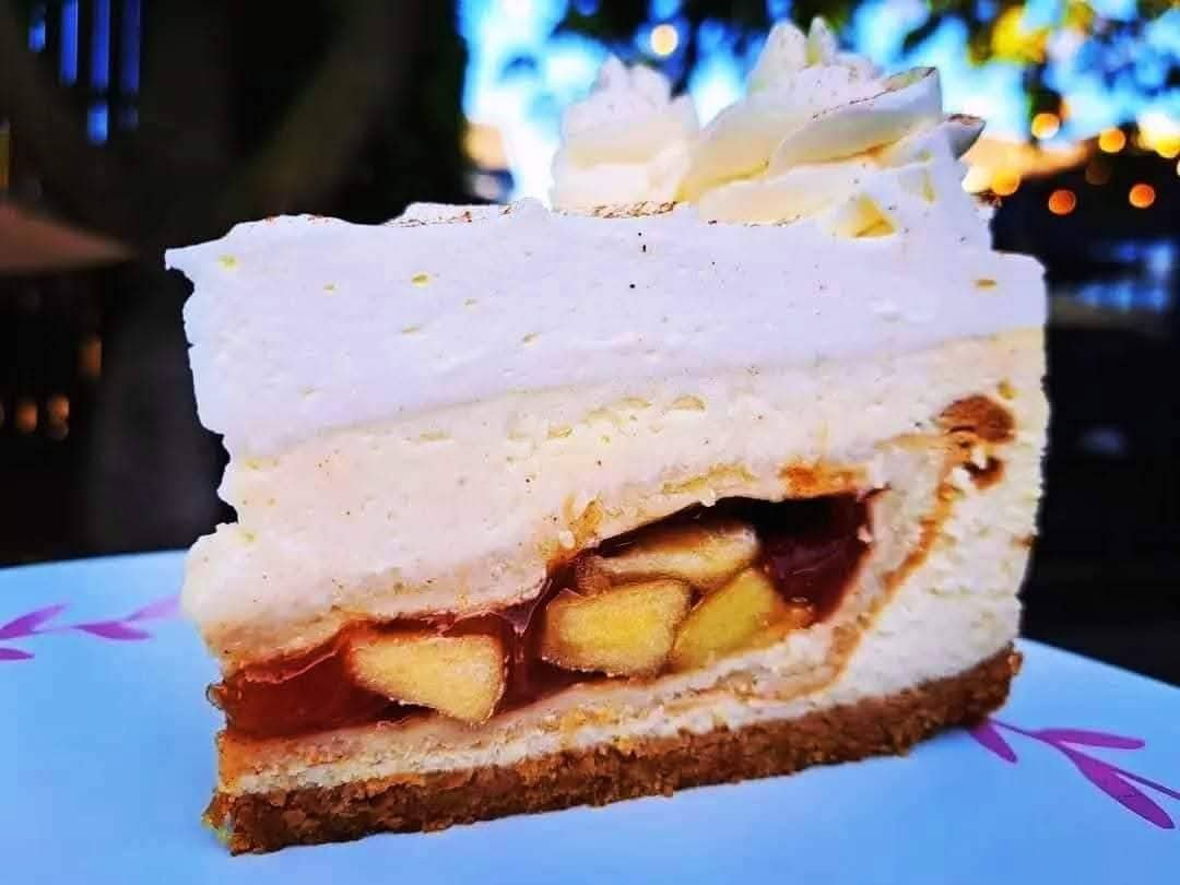Apple-Pie-Stuffed-Cheesecake